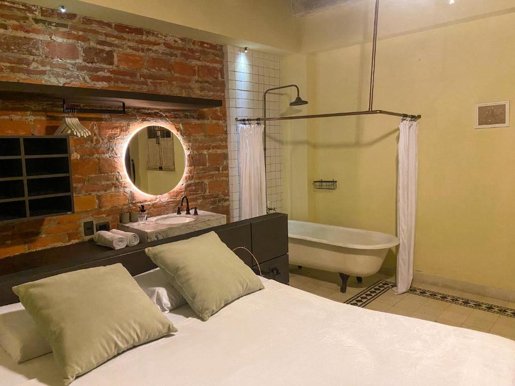מיטה או מיטות בחדר ב-Casa Charlotte - Alma Hotels