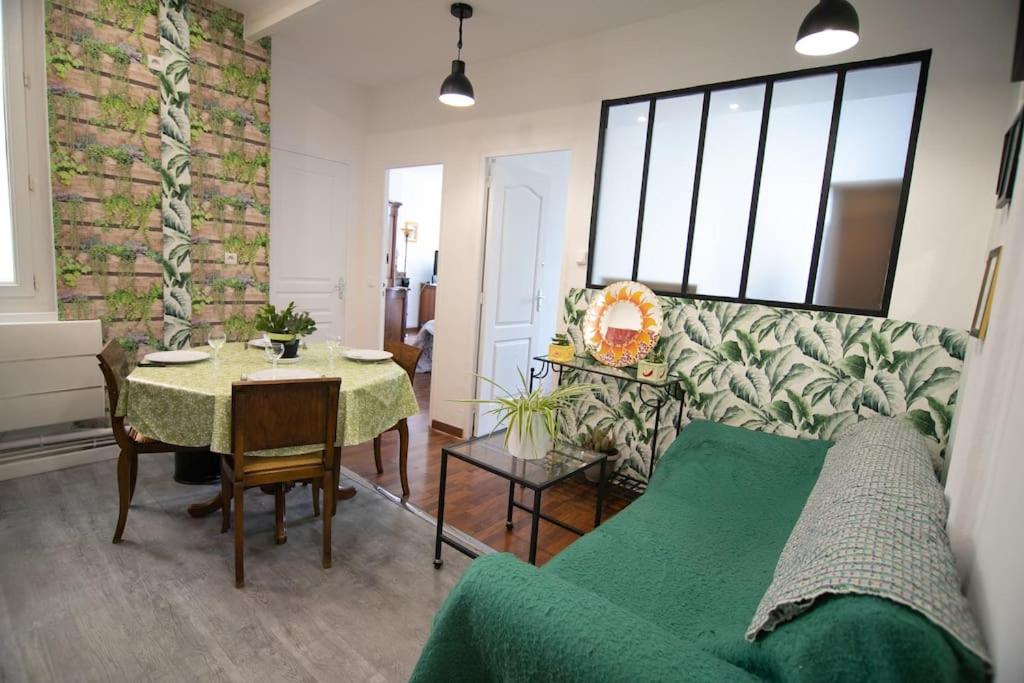 un salon avec un canapé vert et une table dans l'établissement FLC-2 ROOMS, 6p, Lift, Balconies, Quiet, STATION 5 mins, à Marseille