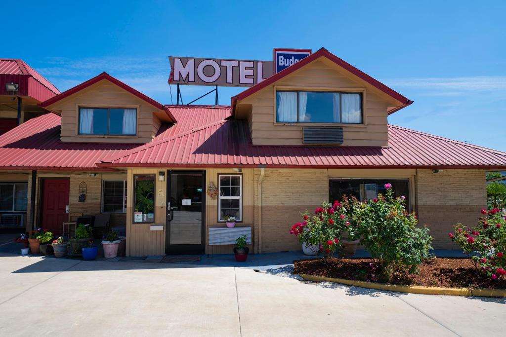 un motel avec un panneau en haut dans l'établissement Budget Inn Gladstone By OYO - Portland Clackamas, à Gladstone