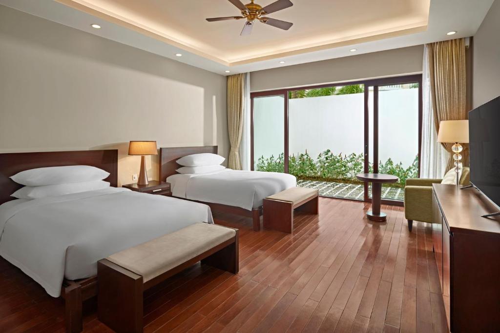 Three-Bedroom Villa with Balcony and Garden View, Private Pool