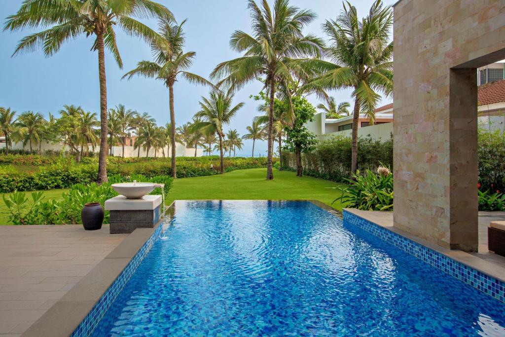 Three-Bedroom Villa with Balcony and Garden View, Private Pool