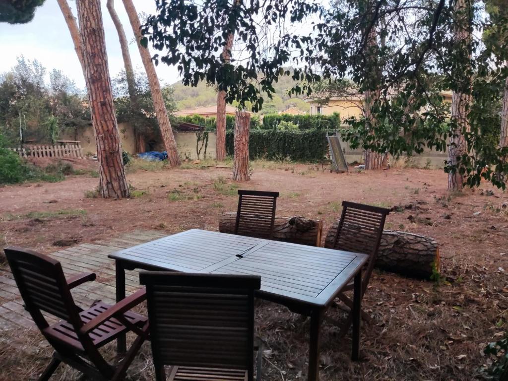 una mesa de picnic con 4 sillas en un patio en Apartamento a 10Km Barcelona, Jardin, Luminoso, 