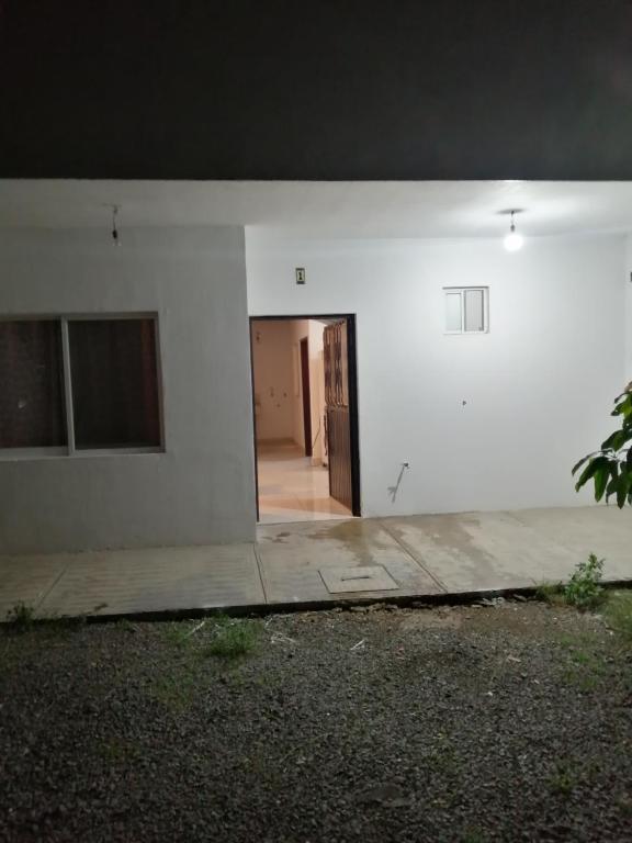 une maison blanche vide avec un couloir et une porte dans l'établissement Departamento en Tonala, à Guadalajara