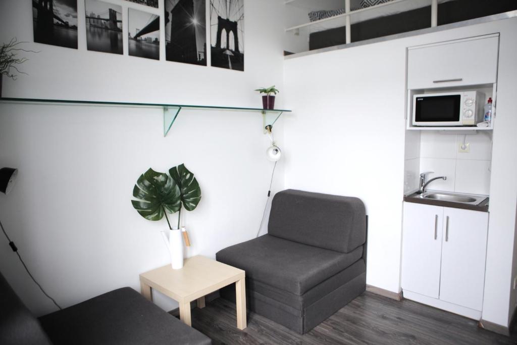 ブダペストにあるEleven Apartmentsのリビングルーム(椅子、テーブル付)