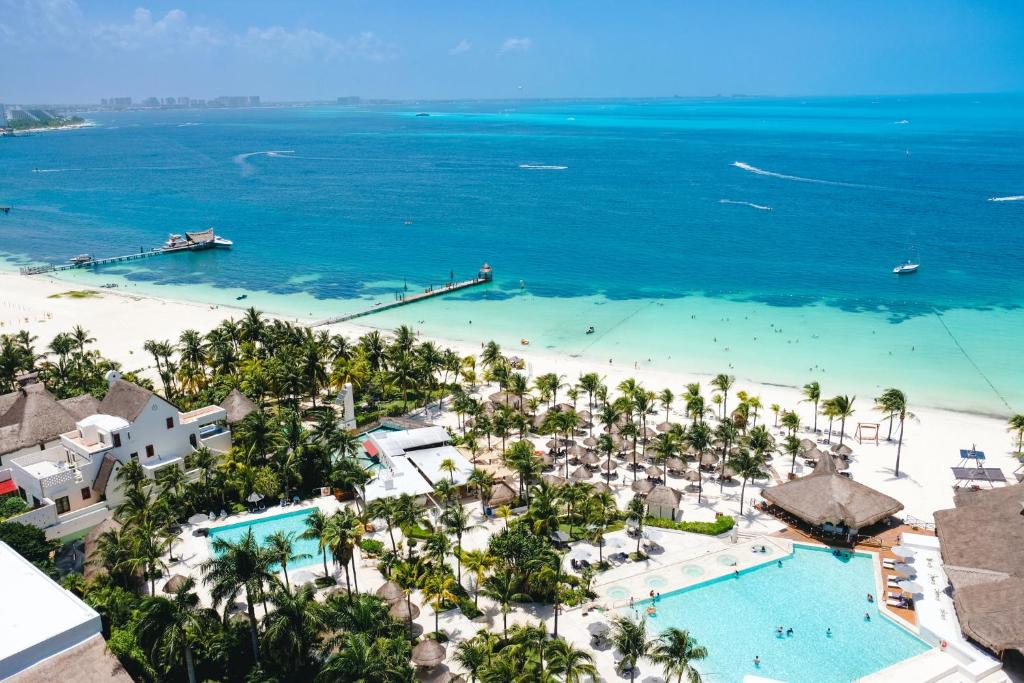 uma vista aérea da praia e do oceano em InterContinental Presidente Cancun Resort em Cancún