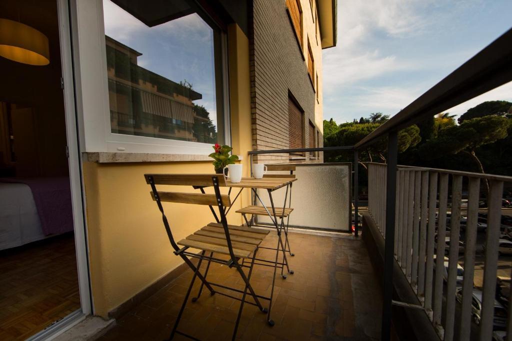 A balcony or terrace at B&B Roma 474