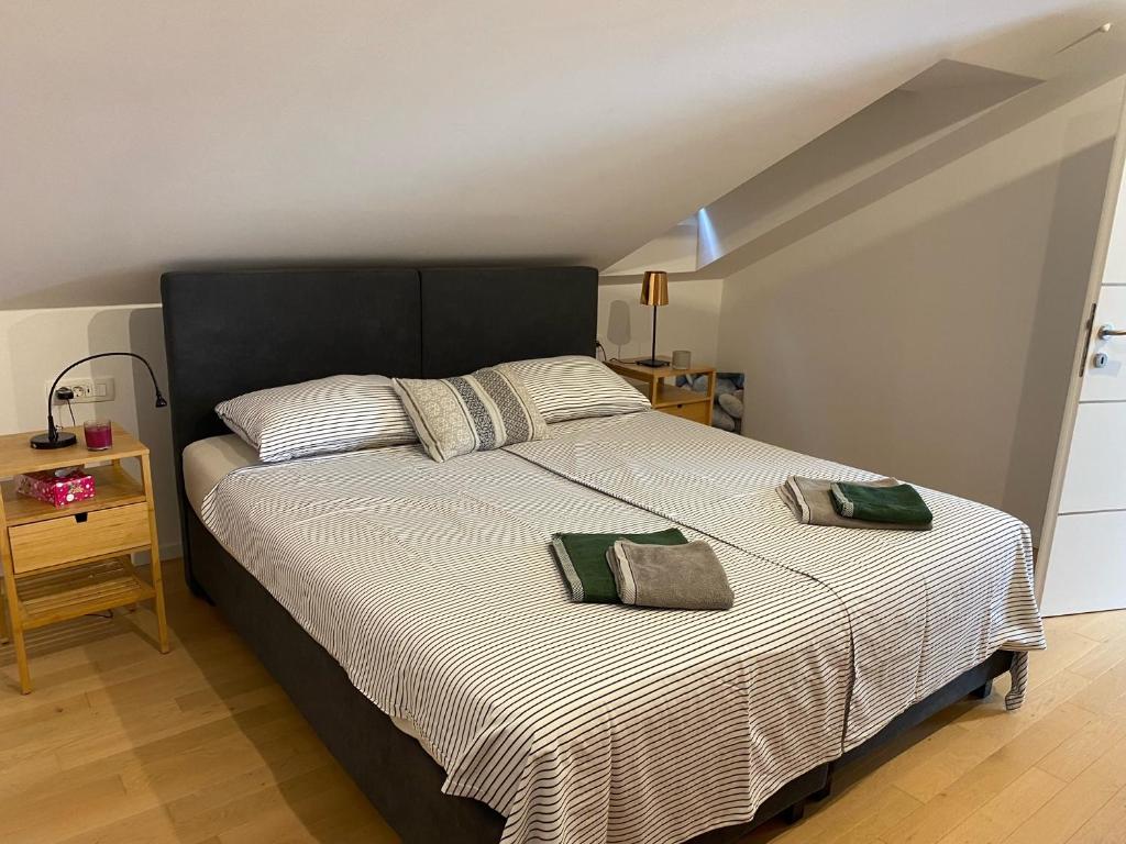 sypialnia z dużym łóżkiem z 2 poduszkami w obiekcie Hvar Cricket House Pakleni island w Hvarze
