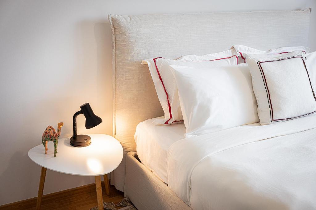 1 dormitorio con 2 camas y una lámpara en una mesita en Luxury Apartment, Athens Center, "ORION", en Atenas