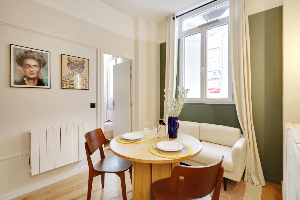un salon avec une table, des chaises et un canapé dans l'établissement Amazing apartment - 2P/1BR Université de Paris Tolbiac, à Paris