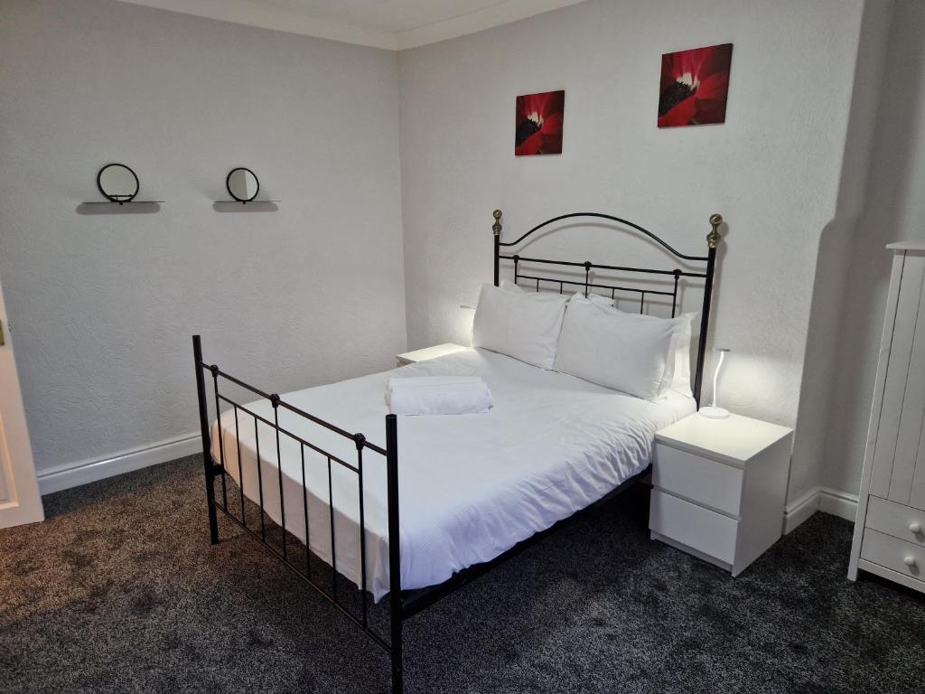 ein Schlafzimmer mit einem schwarzen und weißen Bett mit weißen Kissen in der Unterkunft Birtley's Diamond 3 bed Apt sleeps 6 Guests in Birtley
