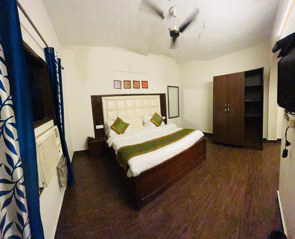 a bedroom with a large bed in a room at Capital O 3695 Hotel Daichi in Dehradun