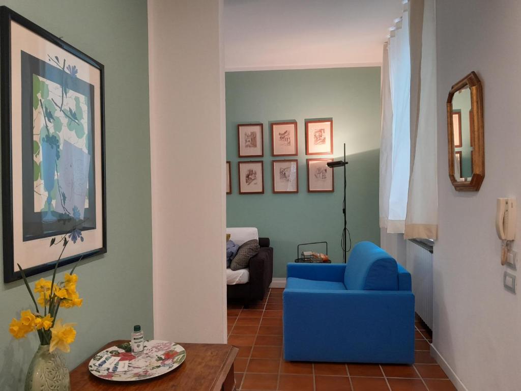 sala de estar con silla azul y sofá en BLUVERDE, en Seregno
