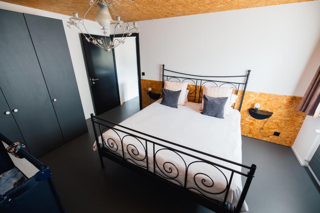 Postel nebo postele na pokoji v ubytování B&B La Forge de Diogne