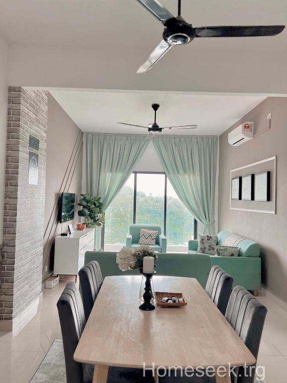 - une salle à manger avec une table et un canapé dans l'établissement Homeseek, Spacious and Cozy Apartment in Kuala Terengganu, à Kuala Terengganu