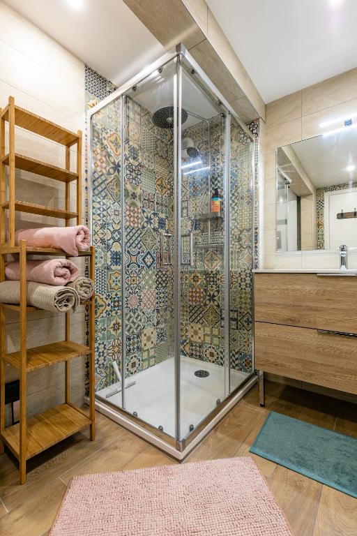 W łazience znajduje się prysznic ze szklanymi drzwiami. w obiekcie * Loft 3 pièces/Calme, tout équipé @ Centre Ville w Strasburgu