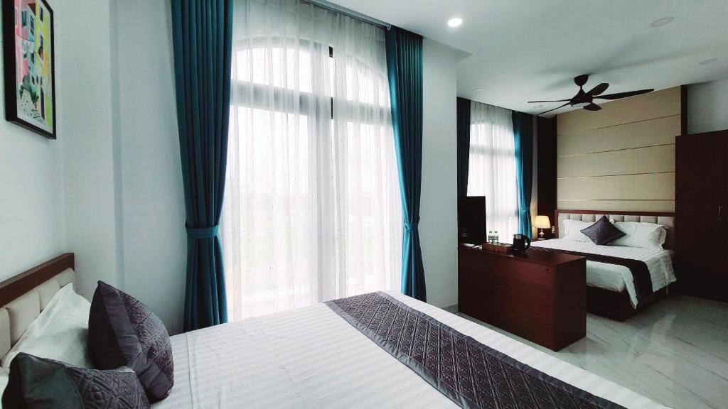 Habitación de hotel con 2 camas y ventana en Xan hotel Phu Quoc en Phu Quoc
