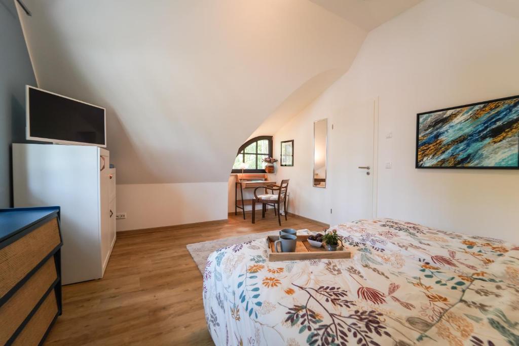 een slaapkamer met een bed en een tafel met een stoel bij Ferienhaus Oogenstern USEDOM -ruhige Lage- im Fischerdorf Zirchow in Zirchow