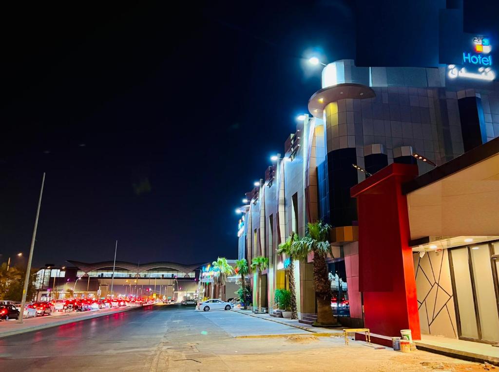 فندق لافيرا الرويبح Lavera Hotel في الرياض: شارع المدينة في الليل مع مبنى