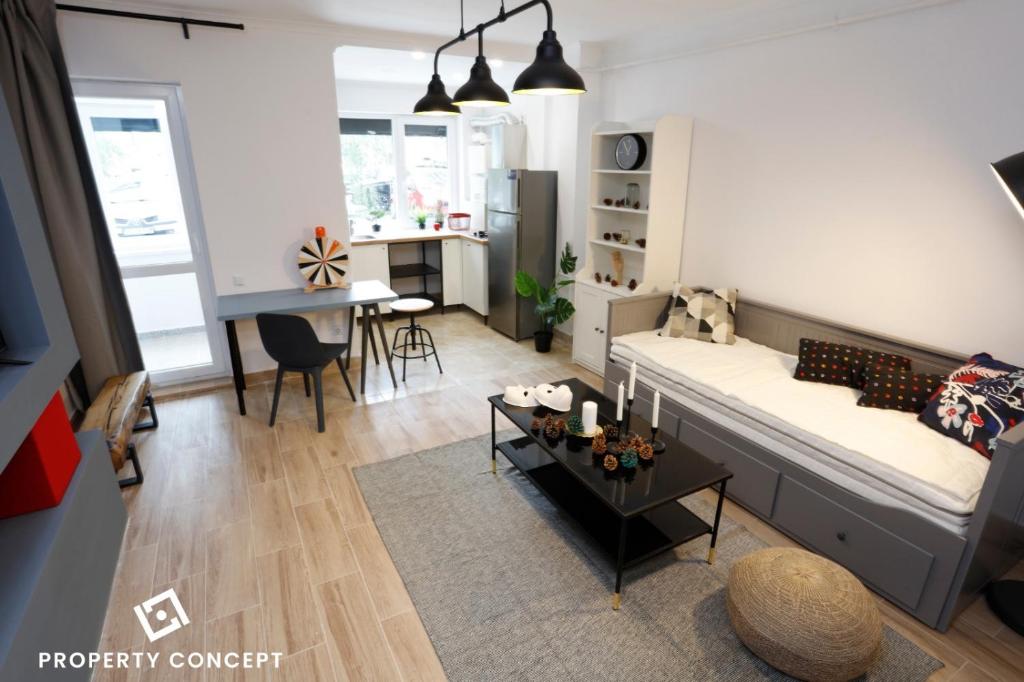 sala de estar con sofá y mesa en Avangarde Concept Studio, en Roşu