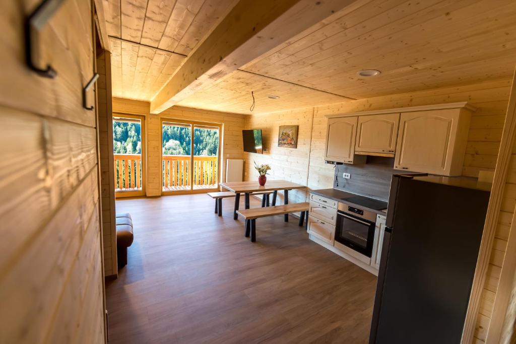 Kuchyň nebo kuchyňský kout v ubytování Apartmaji na kozolcu - Smogavc