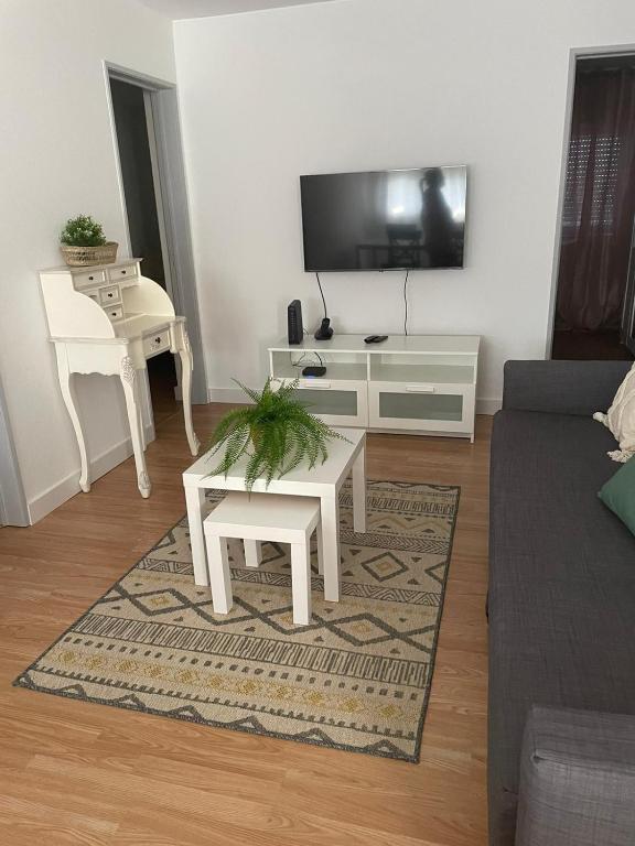 un soggiorno con divano e tavolo di Edith House lisbon a Lisbona
