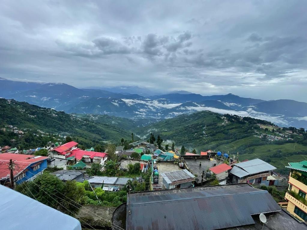 widok na wioskę z górami w tle w obiekcie The Village Den , B&B Darjeeling w mieście Dardżyling