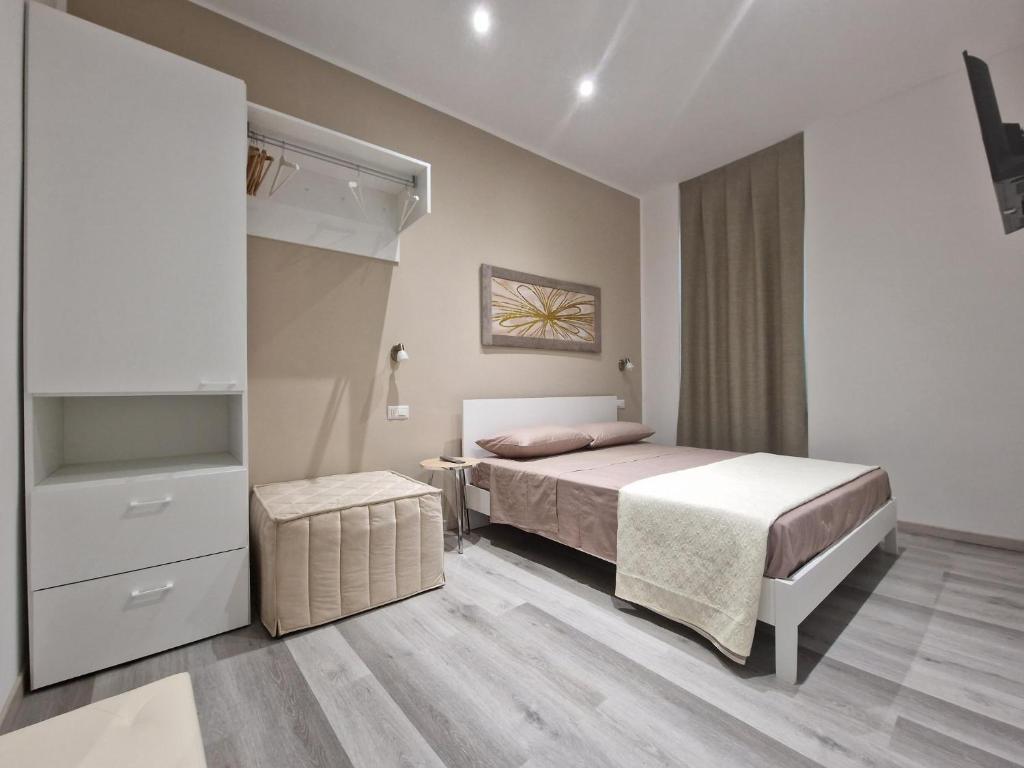 um pequeno quarto com uma cama e um closet em La Presentosa Bed&Breakfast em Ortona