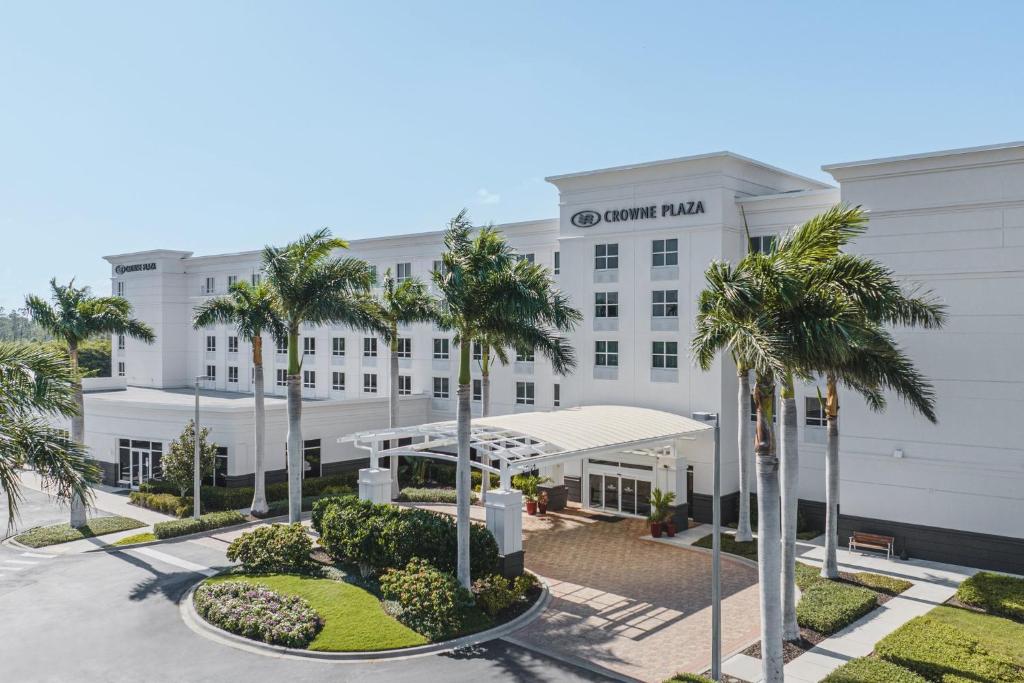 a rendering of the front of the omni hotel at Crowne Plaza Ft Myers Gulf Coast, an IHG Hotel in Fort Myers