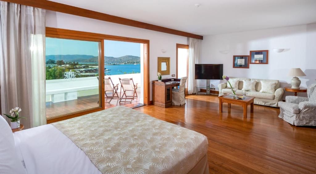 Гостиная зона в Elounda Beach Hotel & Villas, a Member of the Leading Hotels of the World