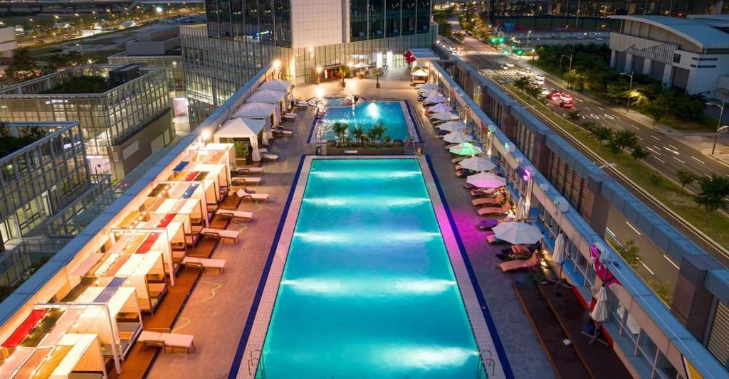 A view of the pool at Songdo Halla Westernpark Hotel or nearby