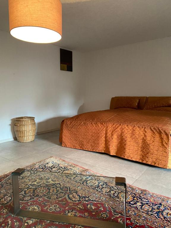 諾斯羅馳的住宿－Großzügiges Design Komfort-Appartement 60 qm，卧室配有一张床,地板上铺有地毯