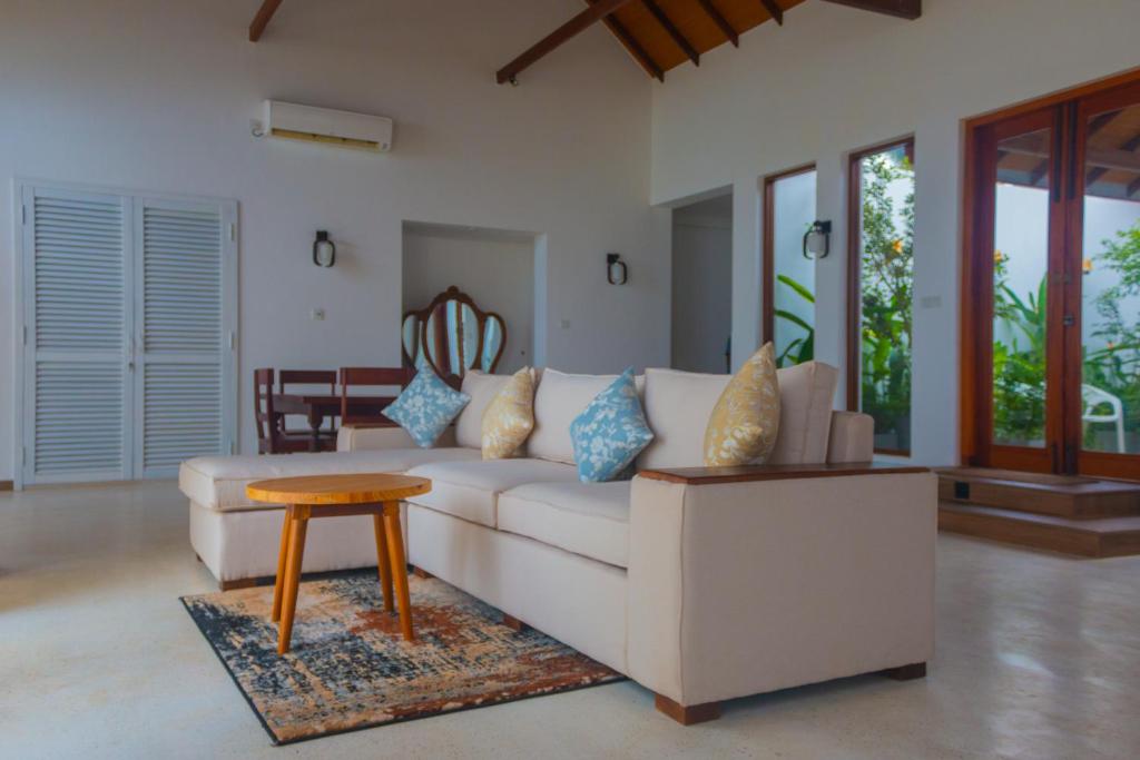 Posezení v ubytování Aryan Beach Villa