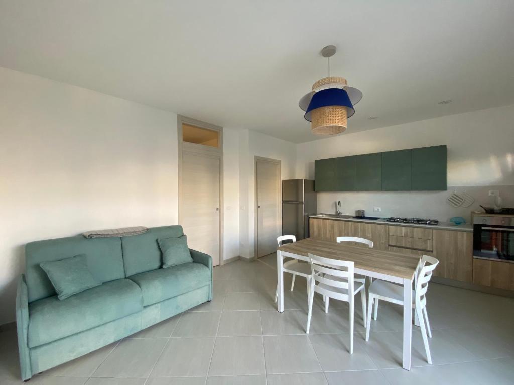 ein Wohnzimmer mit einem Sofa, einem Tisch und Stühlen in der Unterkunft Corallo costa dei trabocchi in Torino di Sangro