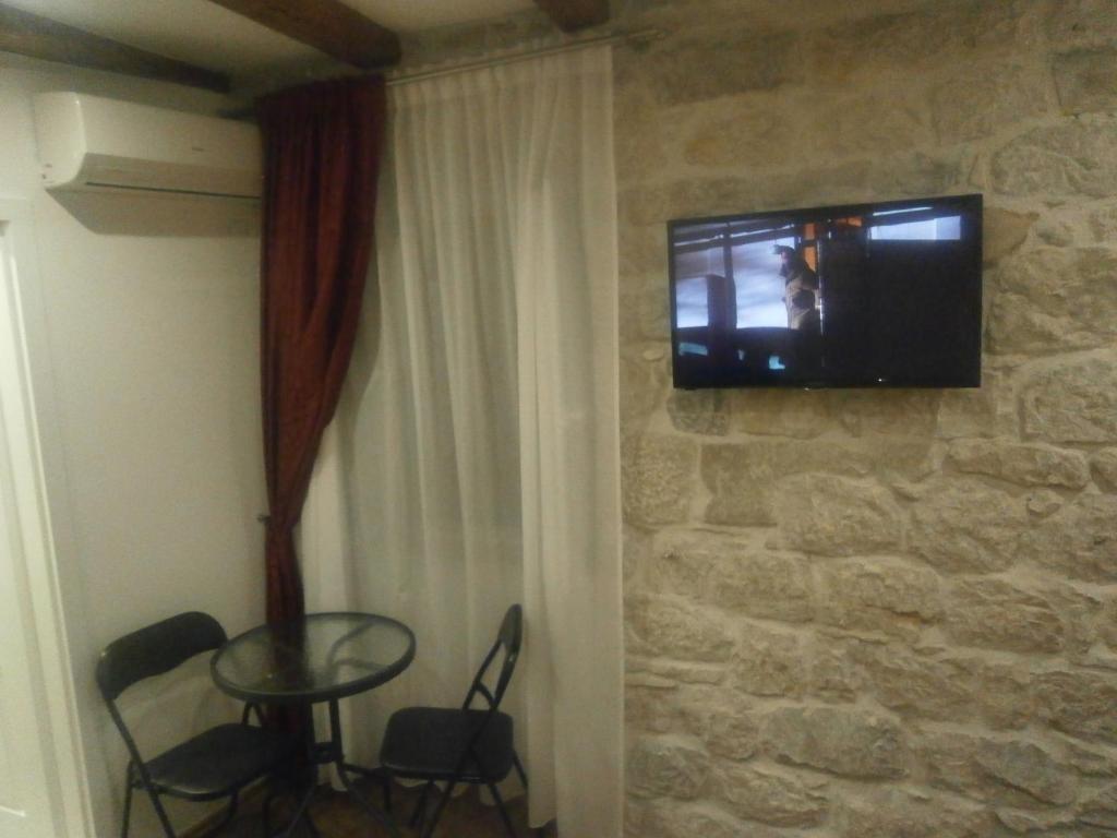 Televízia a/alebo spoločenská miestnosť v ubytovaní Sobe Jukić