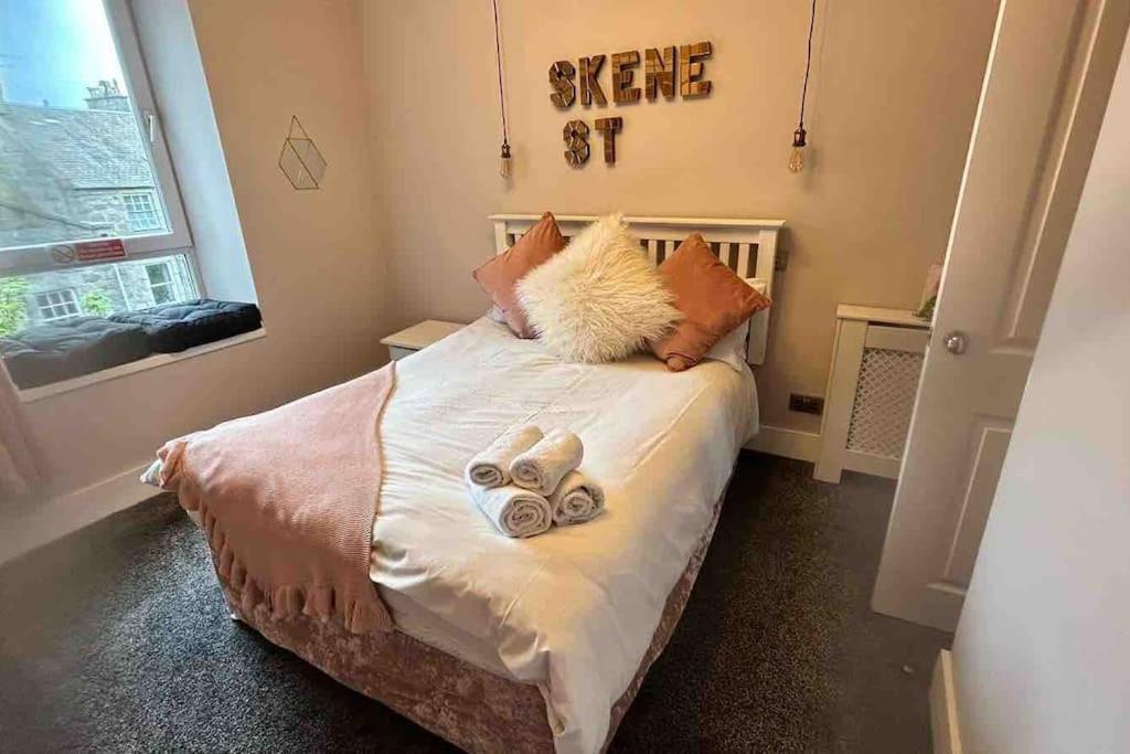 Postel nebo postele na pokoji v ubytování Executive Top Floor 1 Bedroom Apartment