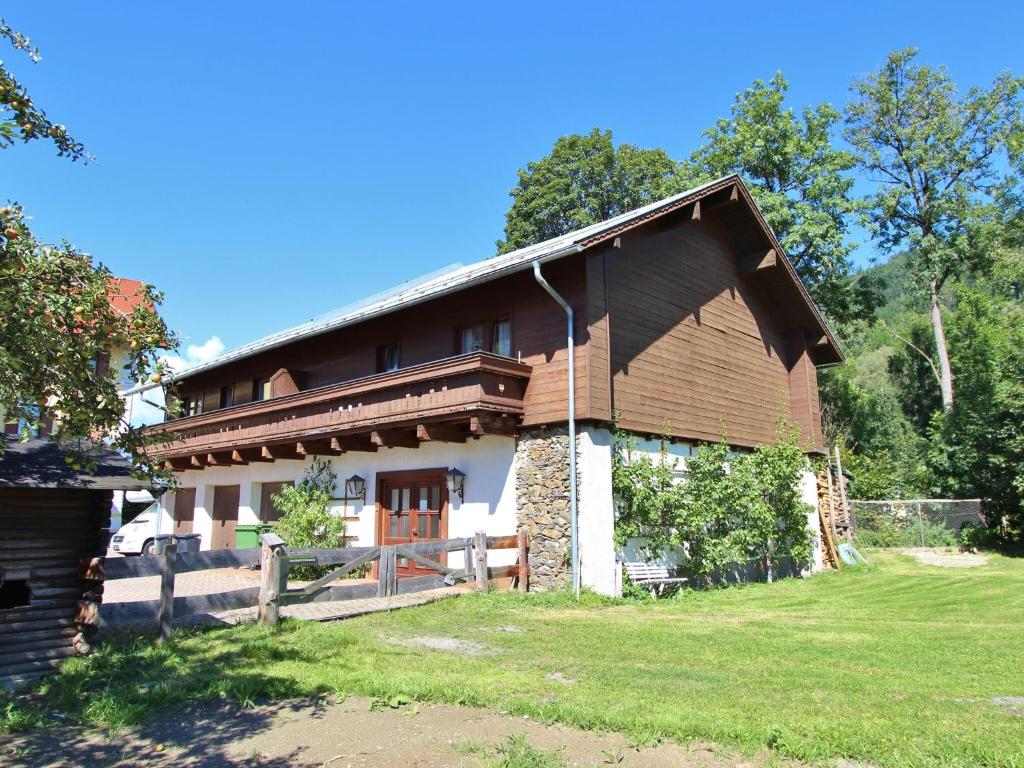ブルック・アン・デア・グロースグロックナーシュトラーセにあるdetached modern holiday home with sauna in the Salzburgerlandの大木造家屋