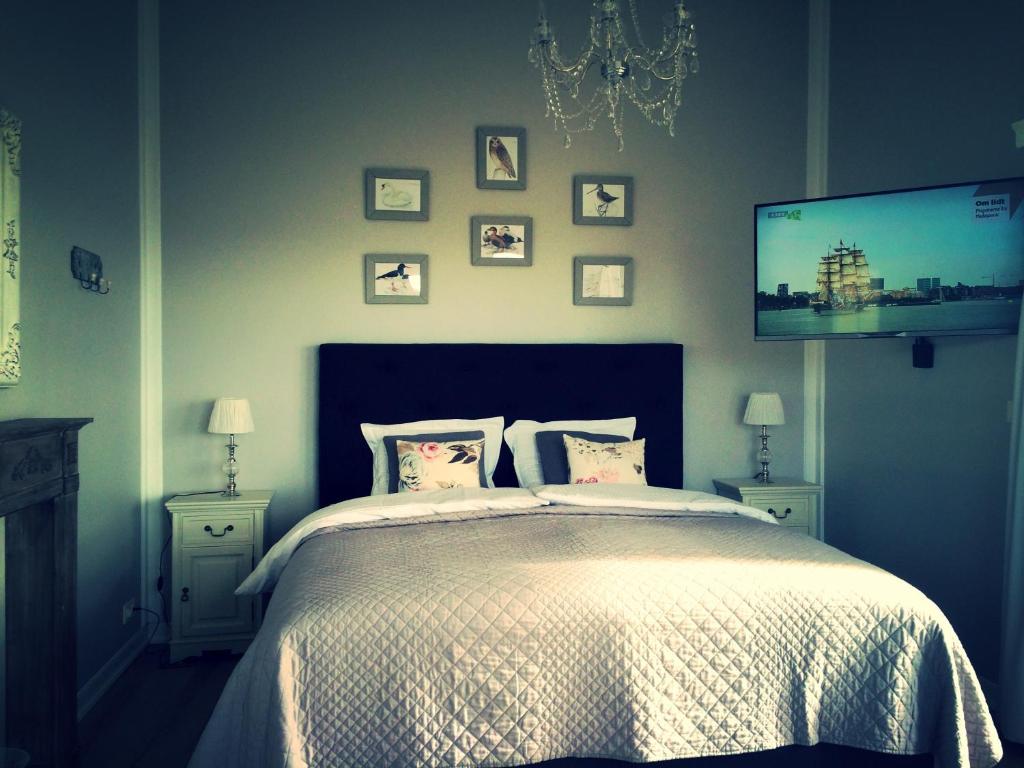 sypialnia z łóżkiem i telewizorem z płaskim ekranem w obiekcie Mörk Superior Cottages w mieście Hvammstangi