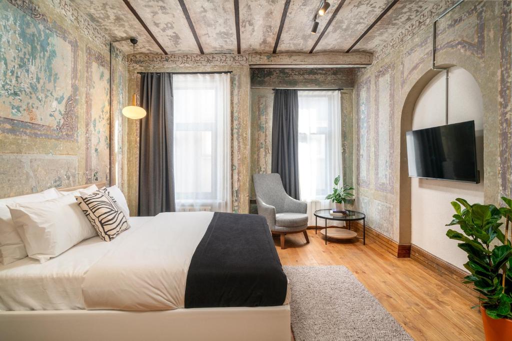 - une chambre avec un grand lit et une télévision dans l'établissement Urban Quarters No.3, à Istanbul