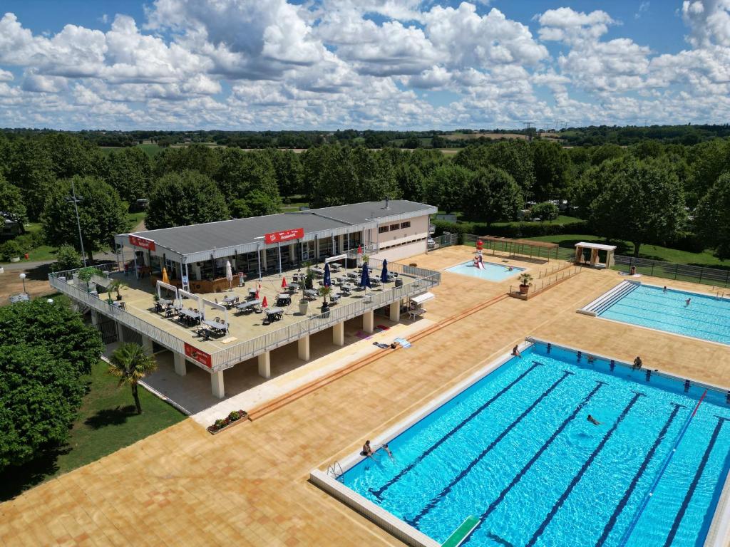 an overhead view of a large swimming pool at Camping De Thoissey *** in Thoissey