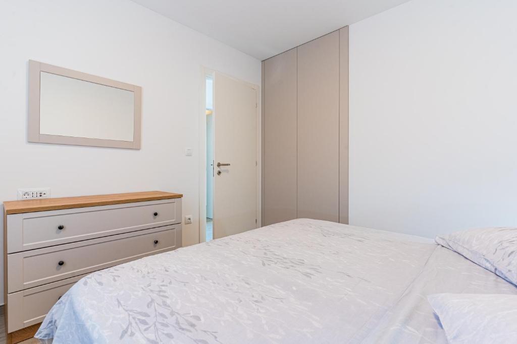 Postel nebo postele na pokoji v ubytování New 4 star apartment M&A in town Cres