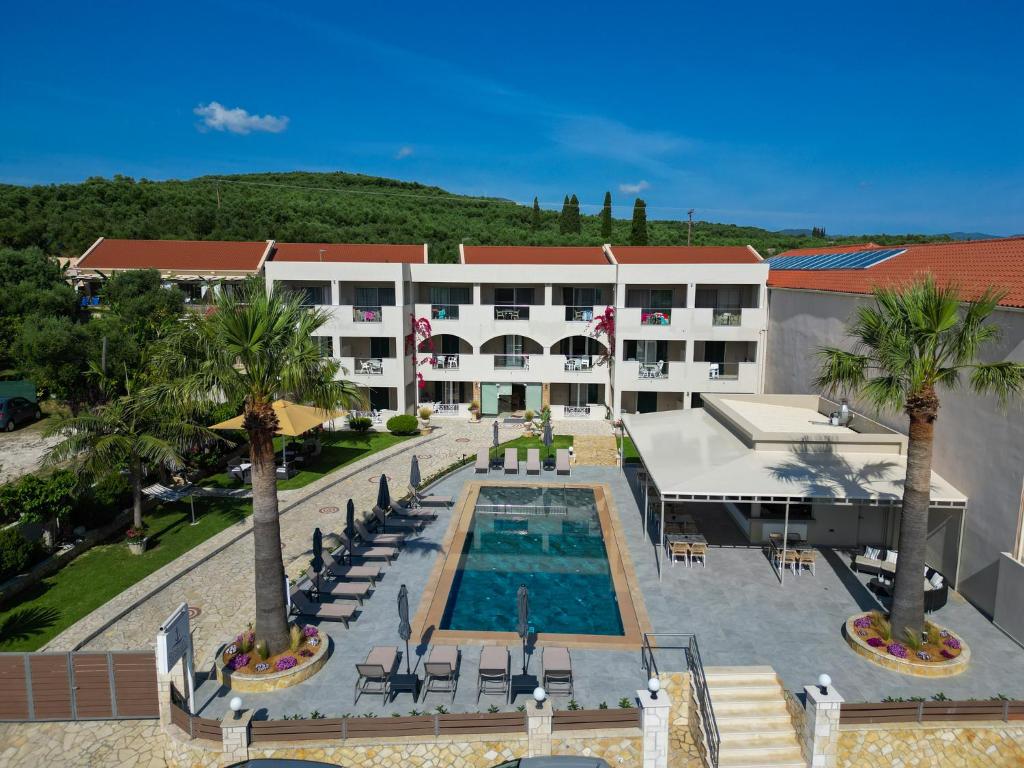 una vista aérea de un hotel con piscina y palmeras en Remezzo Studios & Apartments, en Amoudi