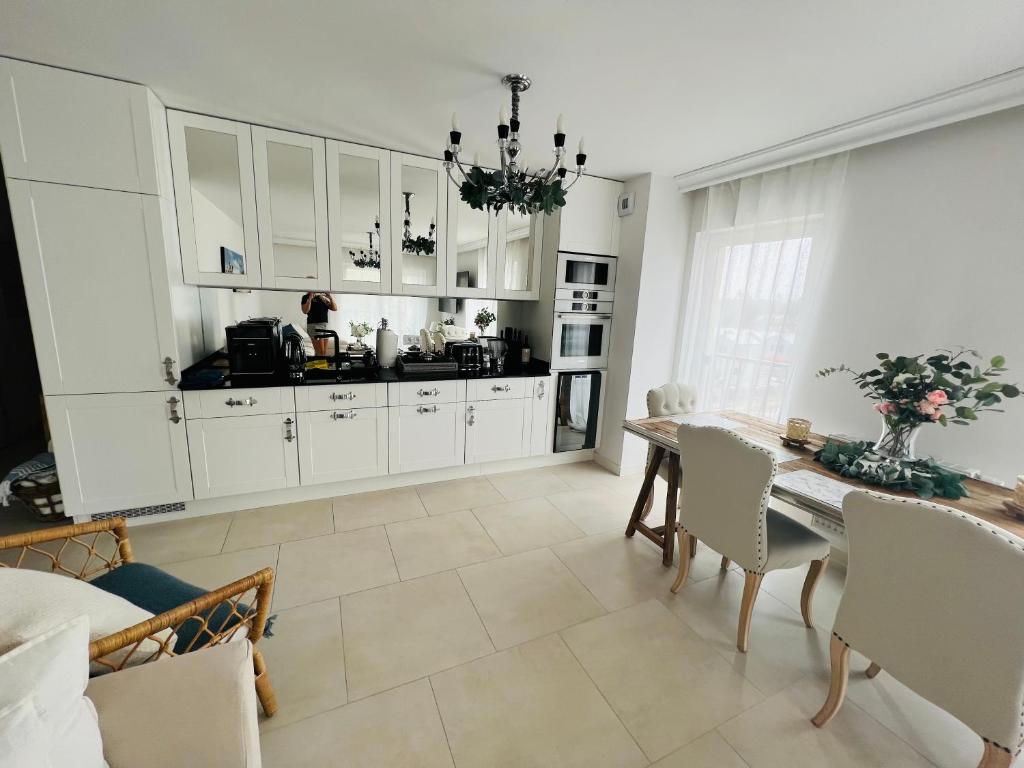 A cozinha ou cozinha compacta de Apartament Silver Deluxe Na Wydmach