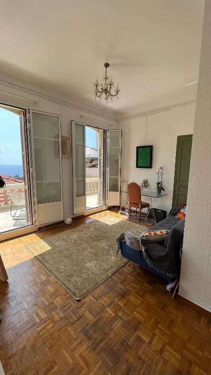 TV a/nebo společenská místnost v ubytování Monaco entire flat with spectacular terrace and sea view