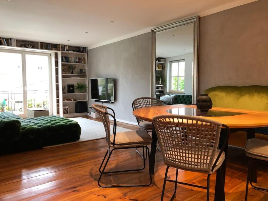 a living room with a table and chairs and a couch at Künstlerapartment Potsdam in Potsdam