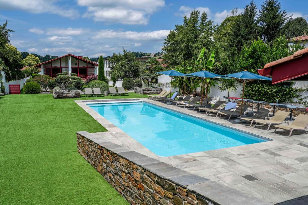 Bazén v ubytování Hôtel Argia nebo v jeho okolí