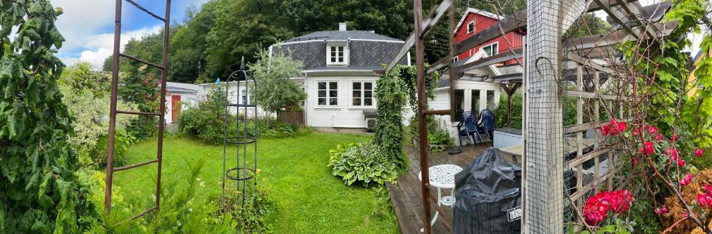an aerial view of a house with a garden at Sentralt hus i Rjukan in Rjukan