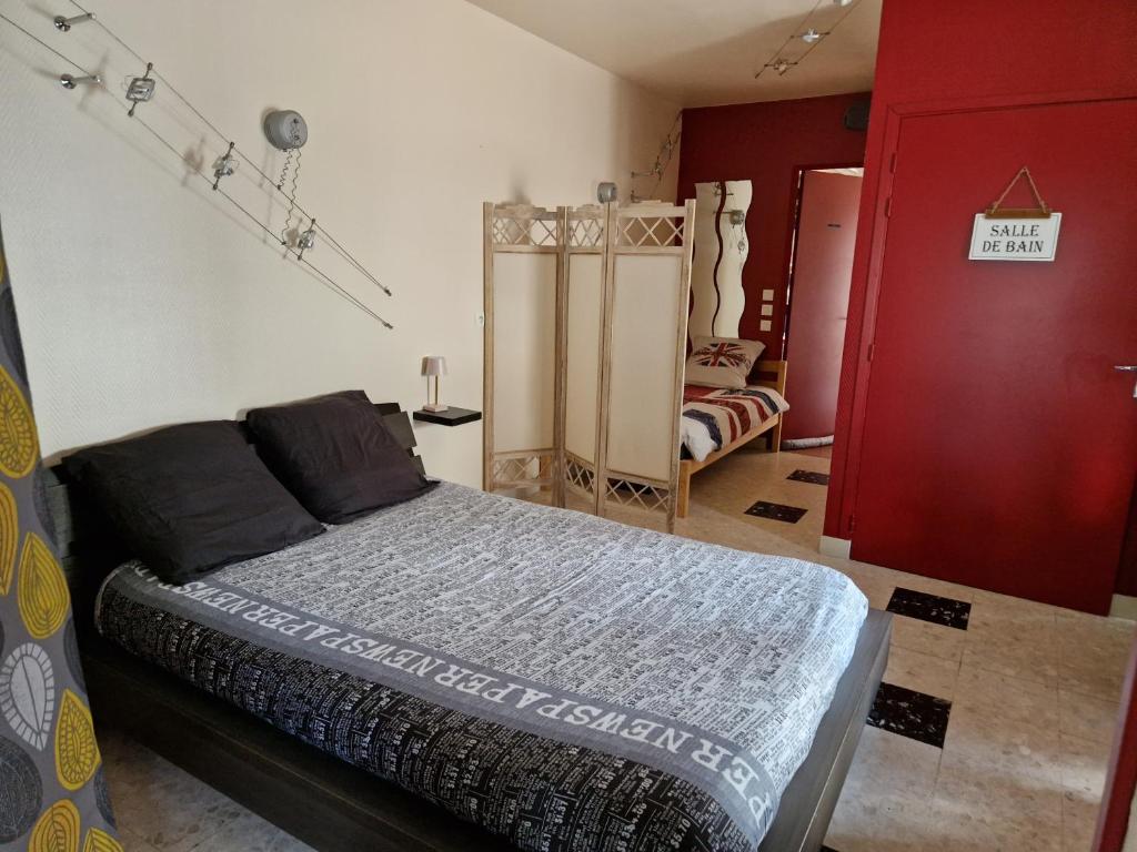 a bedroom with a bed and a red closet at Appartement Le Dauphin in Orville