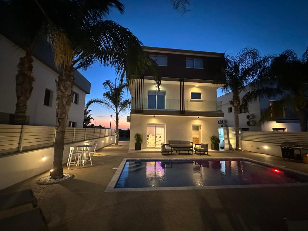 een huis met een zwembad voor een huis bij Valerian Palm Villas in Ayia Napa