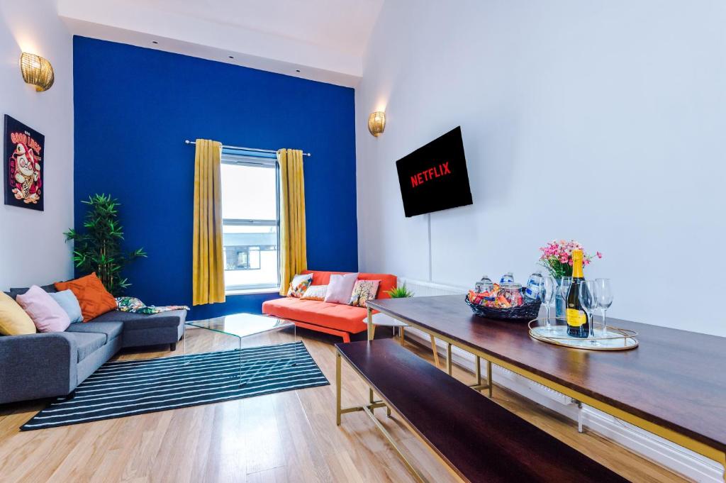 Fotografie z fotogalerie ubytování LARGE DUPLEX Apartment in CITY CENTRE! LIME STREET! FOOTBALL! Ideal for Stag and Hen Do Stays! v destinaci Liverpool