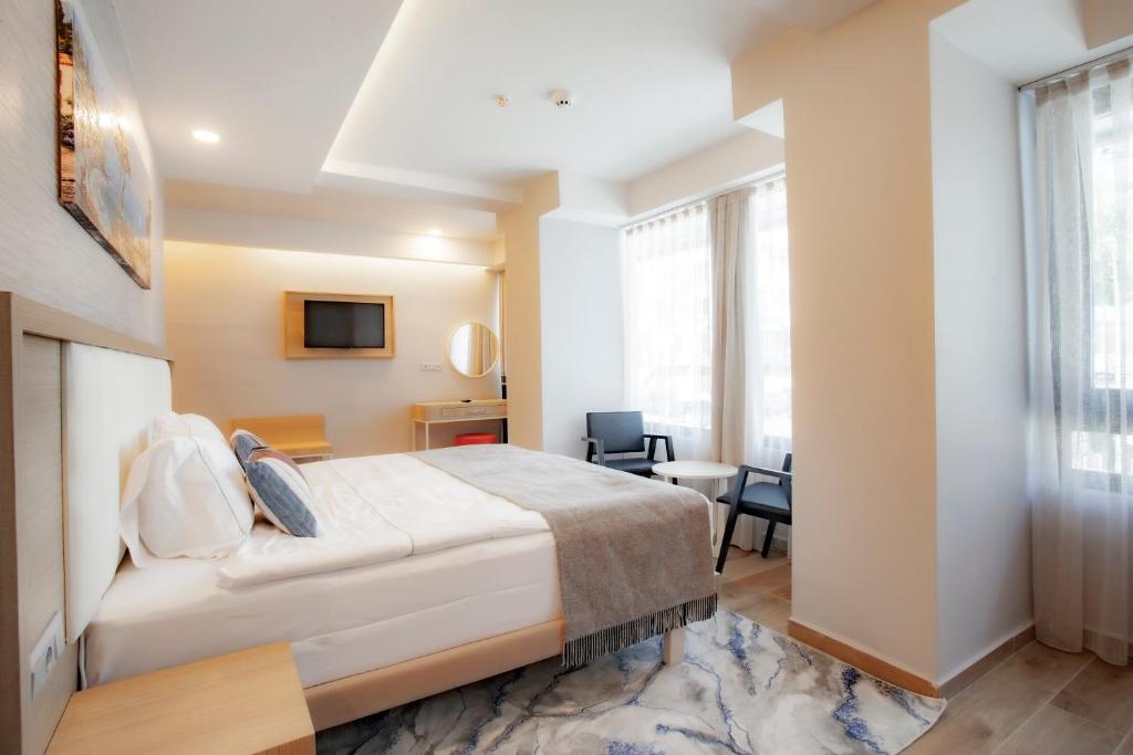 Habitación de hotel con cama y escritorio en Old Town Point Hotel & Spa Antalya, en Antalya